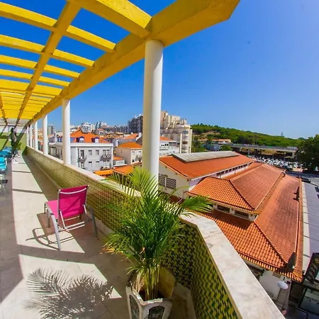 Lar Dois Coracoes Hostal Algés
