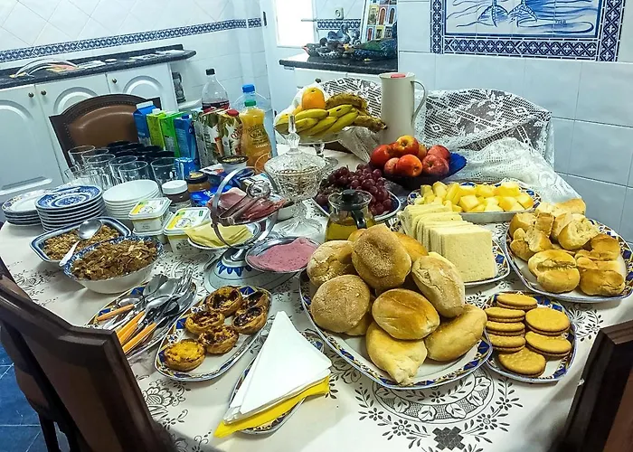 Lar Dois Coracoes Hostal Algés
