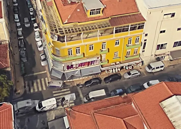 Lar Dois Coracoes Hostal Algés